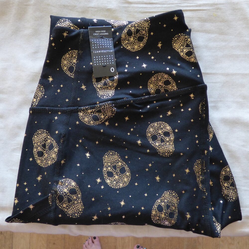 TORRID ACTIVE CROP LEGGING - PERFORMANCE CORE FOIL STAR & SKULL BLACK 0 L 12 - Picture 1 of 10